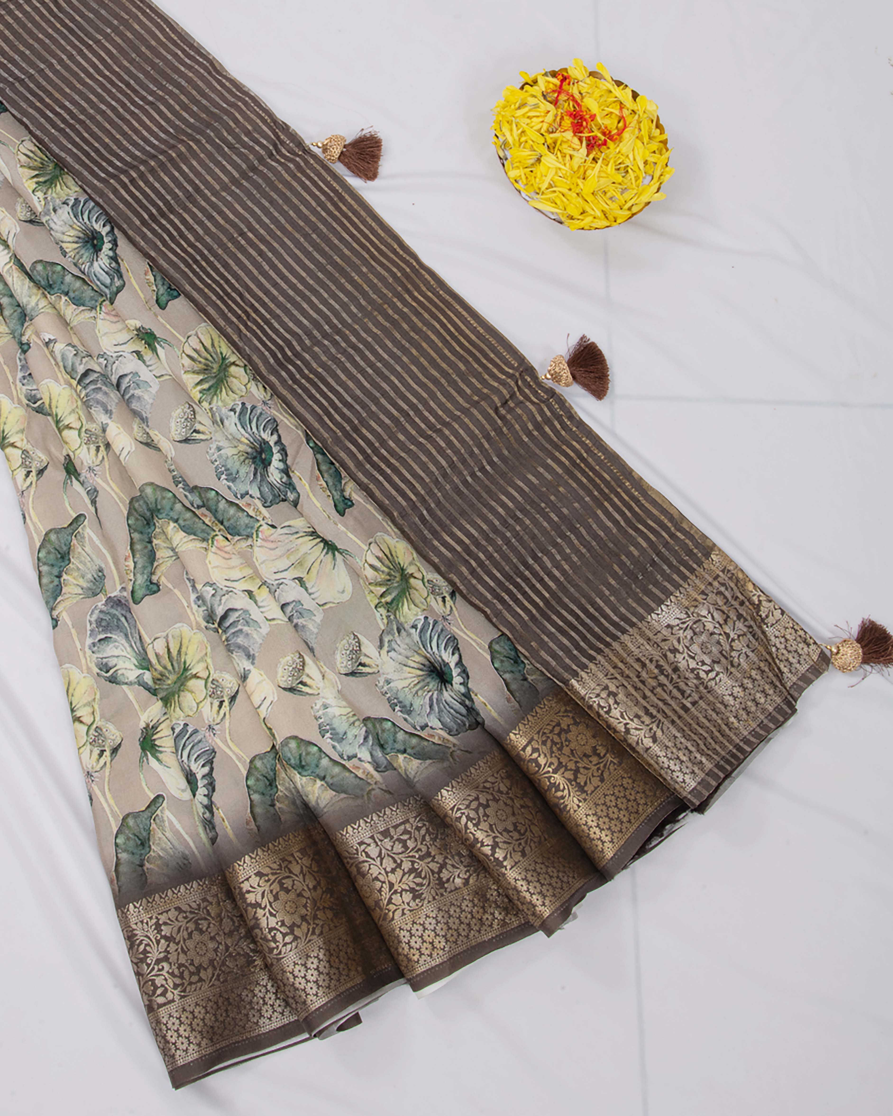 DolaSilkGreyColourFloralSaree