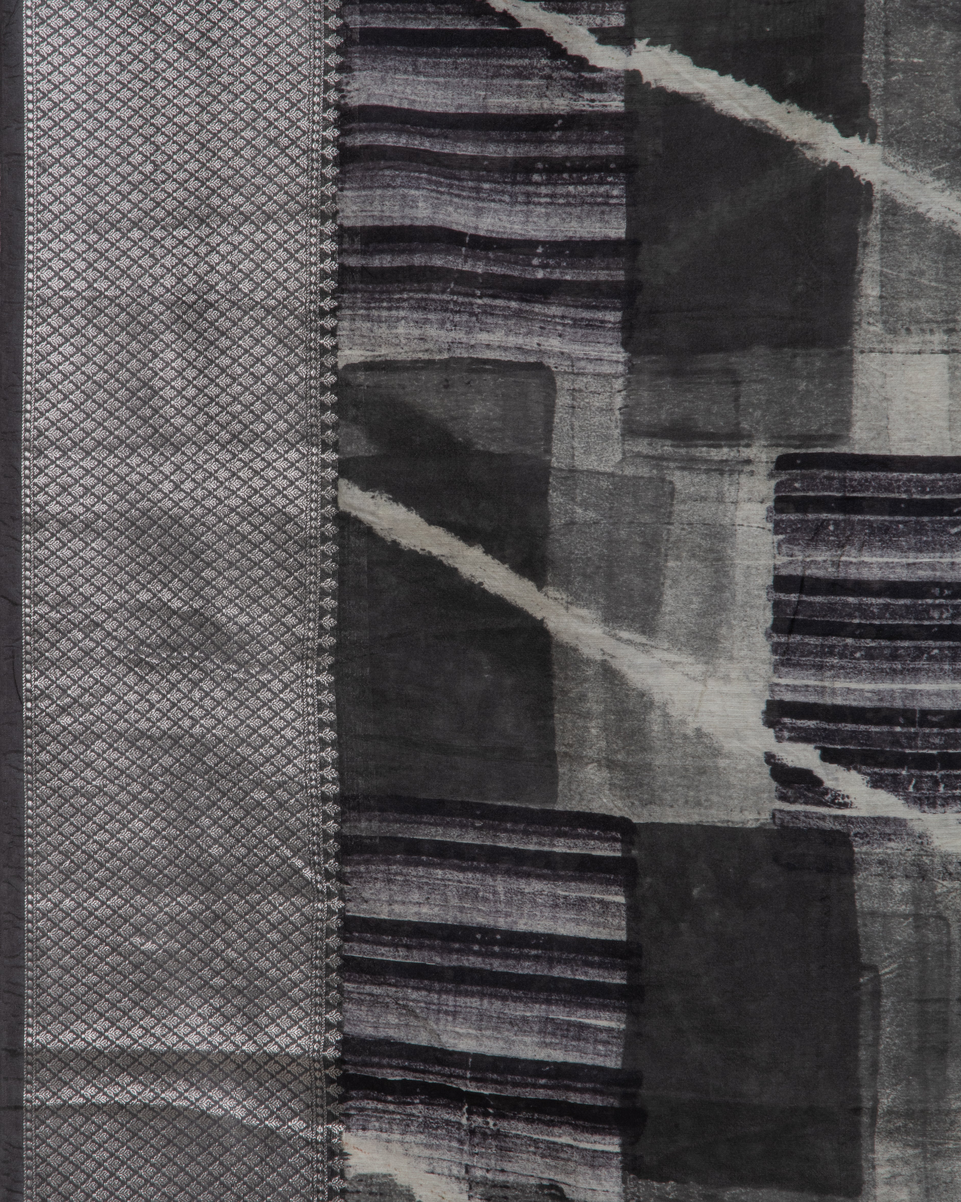 MaheswariSilkBlackGeometricPrintSaree-3